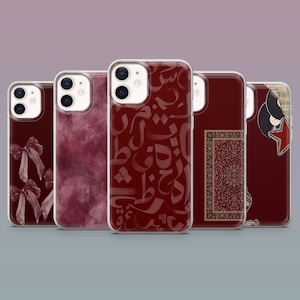 Może przedstawiać: Kolekcja pięciu etui na telefony w rzędzie, każde z innym wzorem. Etui są w kolorze głębokiej czerwieni. Wzory obejmują kokardy, wzory akwarelowe, kaligrafię, wzór dywanu i płytę z gwiazdą.