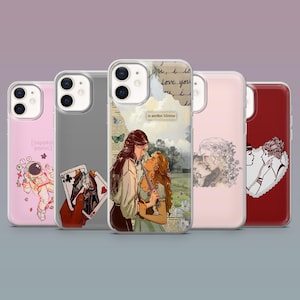 Puede incluir: Una colección de fundas para teléfonos con varios diseños. Una funda presenta un astronauta, otra muestra naipes, y otras exhiben ilustraciones románticas con el texto "in another lifetime" y "love you". Las fundas son en tonos rosa, gris y rojo.