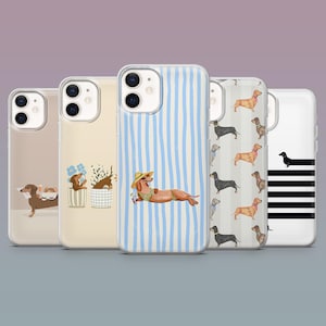 Könnte beinhalten: Eine Sammlung von fünf Handyhüllen mit Dackel-Designs. Die Hüllen zeigen verschiedene Muster, darunter Streifen, Illustrationen von Hunden in verschiedenen Posen und einen Hund mit Hut. Die Hüllen sind in einer Vielzahl von Farben erhältlich, darunter Blau, Beige und Weiß.