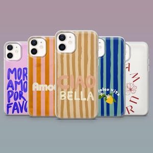 Op de afbeelding: Vijf telefoonhoesjes met verschillende ontwerpen. De hoesjes hebben verticale strepen in roze, oranje, beige en blauw. Sommige hoesjes hebben tekst, waaronder "Ciao Bella" en "Amor Por Favor".