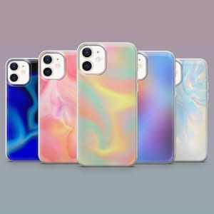 Puede incluir: Una fila de cinco fundas transparentes para teléfono con diseños abstractos coloridos. Las fundas presentan una variedad de colores, incluyendo azul, rosa, amarillo y morado, con un acabado brillante. Las fundas se muestran sobre un fondo degradado.