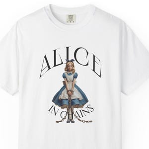 チェインド・アリスTシャツ、90年代ロックグラフィックTシャツ、アリス・イン・チェインズ風Tシャツ、シュールアートTシャツ、ホワイトグランジ風Tシャツ