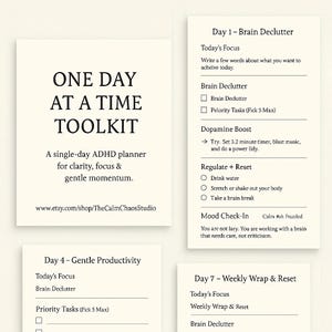 Op de afbeelding: Een witte ADHD-planner getiteld "ONE DAY AT A TIME TOOLKIT", met dagelijkse secties voor focus, brain decluttering en stemmingcontroles. Bevat prompts voor taken en zelfzorg, ontworpen voor helderheid en zachte momentum.