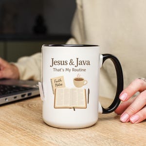 Puede incluir: Una taza de cerámica blanca con asa y borde negros. La taza presenta el texto "Jesus & Java That's My Routine" junto con ilustraciones de una taza de café, un libro abierto, un bloc de notas y un bolígrafo. Una bolsita de té cuelga del borde.