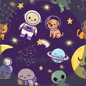 Może przedstawiać: Kapryśny wzór o tematyce kosmicznej z kreskówkowymi astronautami, psem, kotem, kosmitą i uśmiechniętą planetą. Projekt zawiera gwiazdy, tęczę i tekst "JUST BE". Tło jest w kolorze ciemnofioletowym.