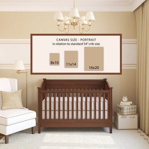 Puede incluir: Una cuna blanca con un marco de madera marr&oacute;n y un colch&oacute;n blanco. Un sill&oacute;n blanco con un coj&iacute;n beige est&aacute; en primer plano. Un cartel enmarcado en la pared dice "CANVAS SIZE - PORTRAIT in relation to standard 54" crib size" con tres tama&ntilde;os de lienzo diferentes listados: 8x10, 11x14 y 16x20.