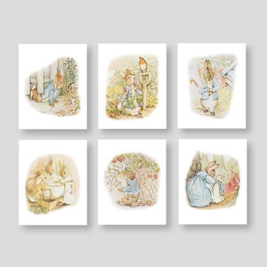 Puede incluir: Seis ilustraciones de Peter Rabbit en varias escenas. Las ilustraciones son de estilo vintage con colores como de acuarela. La primera imagen muestra a Peter Rabbit asomándose desde detrás de una valla de madera. La segunda imagen muestra a Peter Rabbit comiendo una zanahoria. La tercera imagen muestra a Peter Rabbit de pie en un campo. La cuarta imagen muestra a Peter Rabbit y otros dos conejos sentados a una mesa. La quinta imagen muestra a Peter Rabbit escondiéndose detrás de un arbusto. La sexta imagen muestra a Peter Rabbit caminando con otros dos conejos.