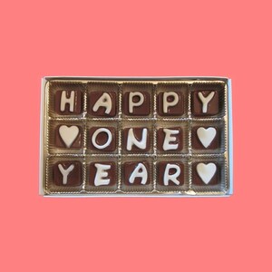 Regalo de chocolate para el primer aniversario: mensaje de dulces para felicitar el primer aniversario
