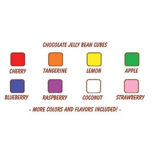 Puede incluir: Cubos de gominolas de chocolate en varios colores y sabores, incluyendo cereza, mandarina, lim&oacute;n, manzana, ar&aacute;ndano, frambuesa, coco y fresa.  "CHOCOLATE JELLY BEAN CUBES" y "MORE COLORS AND FLAVORS INCLUDED!" est&aacute;n escritos en texto marr&oacute;n.