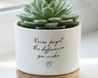 "Sukkulenten-Blumentopf aus Keramik mit eingraviertem Zitat ""Never Vergiss den Unterschied, den du machst"", weißer Topf mit Holzuntersetzer, Lehrer-Dankeschön-Geschenk."