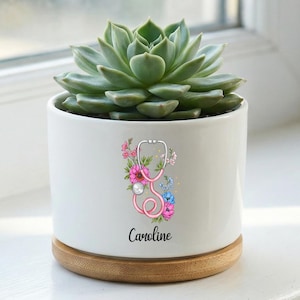 Op de afbeelding: Een rustiek houten bord met de tekst "Welcome to our home" in witte letters. Het bord heeft een verweerde afwerking en een eenvoudig, uitnodigend ontwerp, ideaal voor voordeurdecoratie.