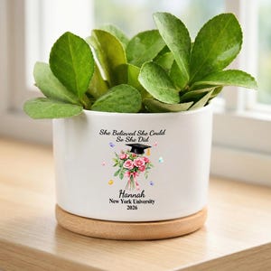 Puede incluir: Un letrero de madera rústica con el texto "Welcome to our home" en letras blancas. El letrero presenta un acabado envejecido y un diseño simple y acogedor, perfecto para la decoración de la puerta principal.