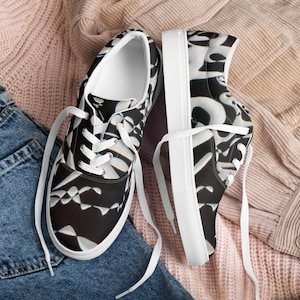 Women’s lace-up canvas shoes