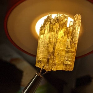 Cristal de zoisita de 82 quilates con múltiples terminaciones y gemas grandes