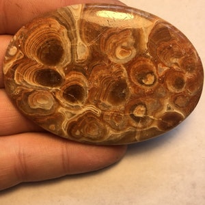 Enorme cabujón de ónix de la cueva Kokoweef de California