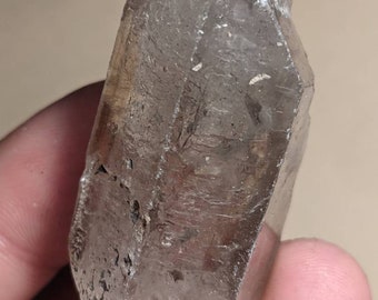 チベット産スモーキークォーツ内部の動く内包物（エンハイドロ