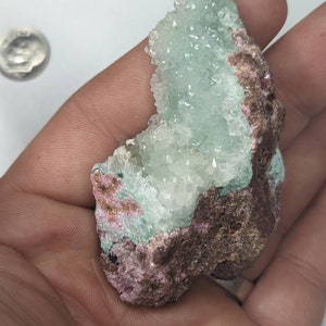 Amas d'aragonite bleue naturelle et calcite rose cobalt