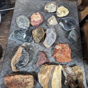 Bulk 20lb Mixed Agate, Bloodstone, Petrified Wood, Thunderegg, Moss Agate, etc Rough Lapidary Cutting Old Stock