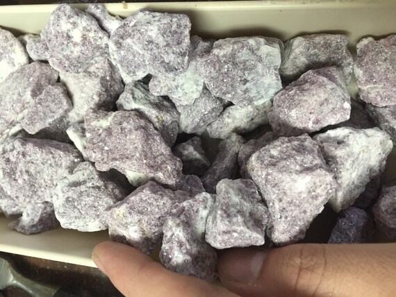 卸売 1 ポンド以上のレピドライト小粒原石、一部クォーツマトリックス