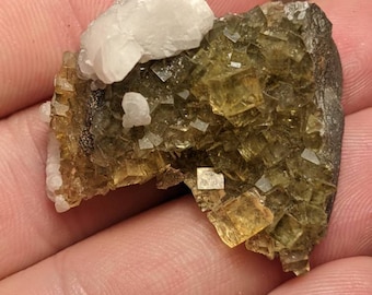 Cúmulo de fluorita amarilla española con calcita (España)