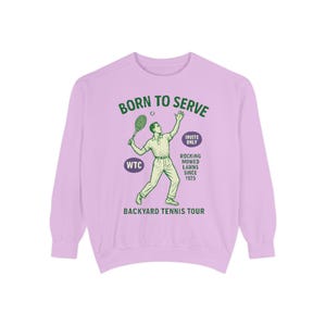 Moletom vintage Born To Serve Tennis - Gola redonda gráfica retrô inspirada em Wimbledon, suéter unissex verde e roxo, presente esportivo para tênis