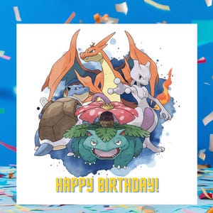 Puede incluir: Una tarjeta de felicitación blanca con una ilustración de acuarela de personajes de Pokémon, incluyendo Charizard, Blastoise, Venusaur y Mewtwo. Las palabras "HAPPY BIRTHDAY!" están escritas en amarillo. Confeti esparcido alrededor de la tarjeta.