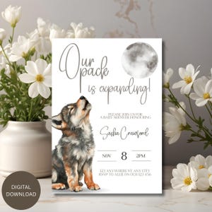 Pode incluir: Convite digital para chá de bebé com uma ilustração em aquarela de um filhote de lobo uivando. O texto diz "Our pack is expanding!" com detalhes do evento e um gráfico de lua.
