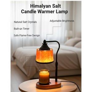 Może przedstawiać: Lampa do podgrzewania świec z solą himalajską z czarną metalową ramą i drewnianą podstawą. Lampa posiada naturalne kryształy soli, regulowaną jasność i wbudowany timer. Tekst na zdjęciu brzmi "Safe Flame-Free Design". Poniżej znajduje się świeca.