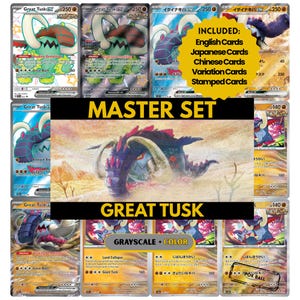 Può includere: Una collezione di carte collezionabili Great Tusk con varie illustrazioni e il testo MASTER SET, GREAT TUSK, e INCLUDED: English Cards, Japanese Cards, Chinese Cards, Variation Cards, Stamped Cards, e POK BALL.