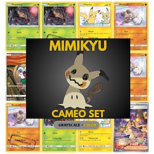 Puede incluir: Un conjunto de cartas coleccionables de Pokémon con personajes como Pikachu, Mimikyu y Rockruff. Las cartas presentan ilustraciones coloridas y texto, con una imagen central de Mimikyu y el texto "CAMEO SET". Algunas cartas están etiquetadas como "REVERSE HOLO".
