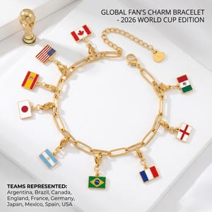 Puede incluir: Pulsera dorada con colgantes que representan las banderas de Argentina, Brasil, Canadá, Inglaterra, Francia, Alemania, Japón, México, España y EE. UU. El texto dice "GLOBAL FAN'S CHARM BRACELET - 2026 WORLD CUP EDITION."