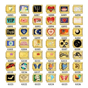 Puede incluir: Una colecci&oacute;n de pulseras de dijes doradas con varios dise&ntilde;os. Los dijes presentan im&aacute;genes como corazones, mariposas, coronas y texto como "Family" y "VIP". Cada dije es rectangular con bordes redondeados.