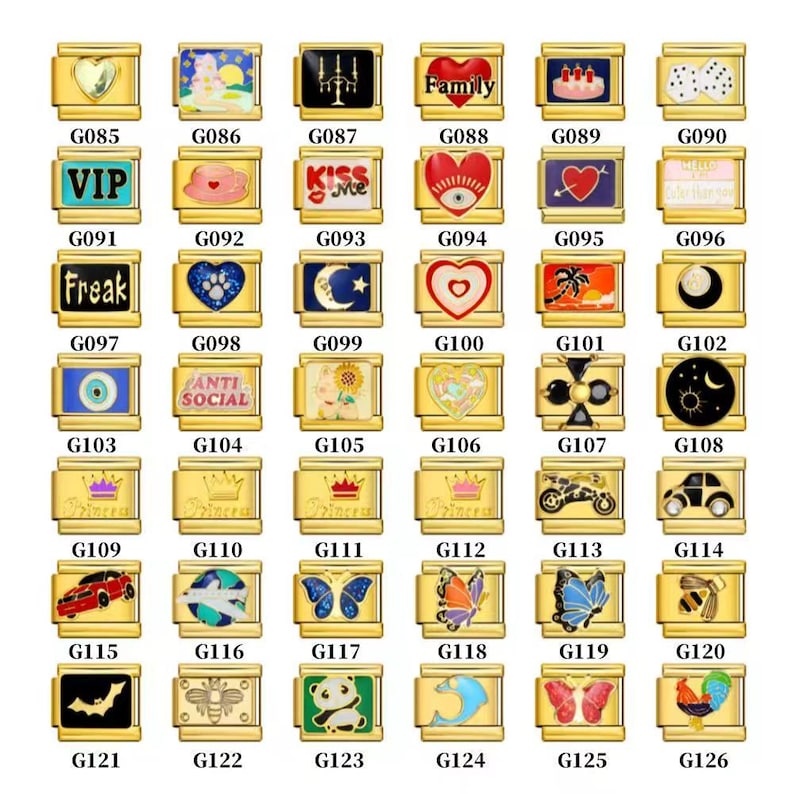 Puede incluir: Una colecci&oacute;n de pulseras de dijes doradas con varios dise&ntilde;os. Los dijes presentan im&aacute;genes como corazones, mariposas, coronas y texto como "Family" y "VIP". Cada dije es rectangular con bordes redondeados.