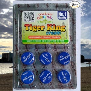 Könnte beinhalten: Ein 6er-Pack Tiger King Creme in einer Blisterpackung. Die Verpackung zeigt die Worte "Tiger King cream" in großen Buchstaben, zusammen mit dem Text "Original" und "No. 1 Quality". Die blauen Cremebehälter tragen die Aufschrift "Tiger King" und "Original".