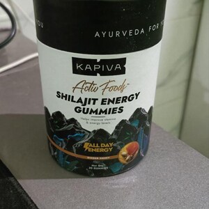 K&ouml;nnte beinhalten: Ein Set aus drei Keramikbechern mit gesprenkelter, matter Oberfl&auml;che. Jeder Becher hat eine andere Farbe: hellblau, creme und grau. Die Becher haben ein schlichtes, modernes Design und einen bequemen Griff.