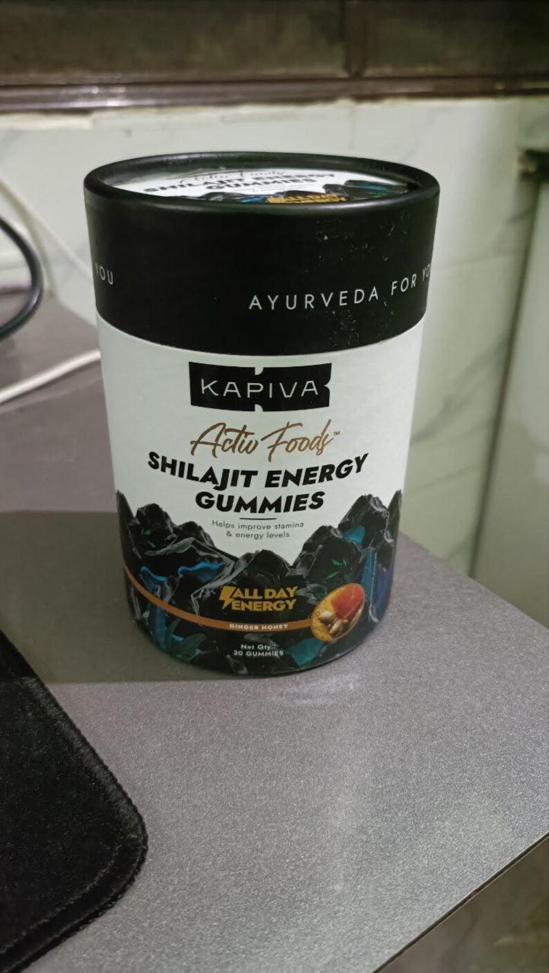 K&ouml;nnte beinhalten: Ein Set aus drei Keramikbechern mit gesprenkelter, matter Oberfl&auml;che. Jeder Becher hat eine andere Farbe: hellblau, creme und grau. Die Becher haben ein schlichtes, modernes Design und einen bequemen Griff.