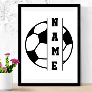 Pu&ograve; includere: Stampa con cornice nera con un disegno di pallone da calcio in bianco e nero e la parola "NAME" in lettere maiuscole nere e in grassetto. Il design &egrave; centrato su uno sfondo bianco.