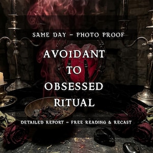 K&ouml;nnte beinhalten: Ein dunkles, gotisch anmutendes Bild mit dem Text "AVOIDANT TO OBSESSED RITUAL". Ein rotes Herz wird von einer skelettartigen Hand gehalten. Das Bild zeigt Kerzen, Rosen und eine Schale mit dunklem Inhalt.