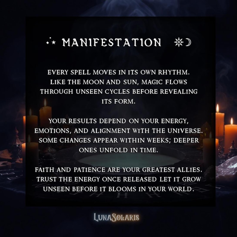 K&ouml;nnte beinhalten: Dunkles Bild mit dem Wort &bdquo;MANIFESTATION&ldquo; oben. Der Text darunter behandelt den Fluss der Magie, die Ergebnisse und die Bedeutung von Glaube und Geduld. Das LunaSolaris-Logo befindet sich unten, mit brennenden Kerzen im Hintergrund.