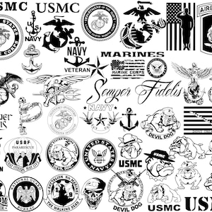 Puede incluir: Una colección de gráficos militares en blanco y negro, que incluyen emblemas de USMC y Navy, águilas, anclas, banderas e ilustraciones de bulldogs. Los diseños presentan textos como "Semper Fidelis", "Devil Dog" y "Airborne".