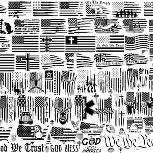 Puede incluir: Una colección de diseños de banderas americanas en blanco y negro. Los diseños incluyen textos como "In God We Trust", "We The People" y "God Bless America". Otros diseños incluyen cruces, símbolos militares y siluetas.