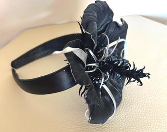 Fascia per capelli in pelle nera con fiori, accessorio floreale gotico fatto a mano