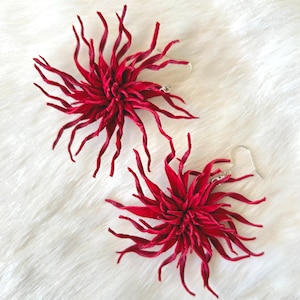 ハンドメイドの赤いレザーフラワーイヤリング/軽量で存在感のあるフローラルドロップイヤリング