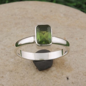 Ring i sterlingsilver med peridot: Rektangulär grön ädelsten, Augusti-födelsesten