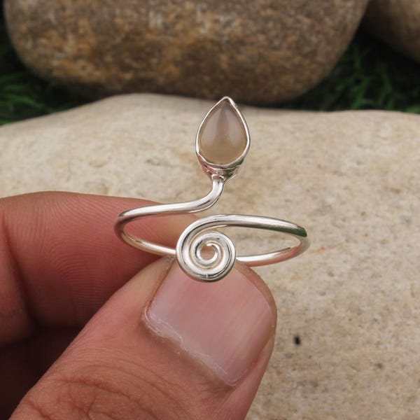 Anillo de piedra lunar de plata esterlina hecho a mano: joyería bohemia con alambre en espiral