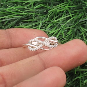 Zierlicher Infinity Knoten Ring: CZ Stein, Eleganter Silber Schmuck