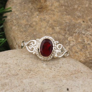 Vintage-Inspired Sterling Silver Ring: Red Garnet Birthstone Jewelry