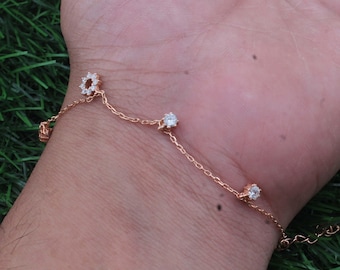 Bracelet station étoiles en or rose : breloques en zircone cubique, bijoux minimalistes