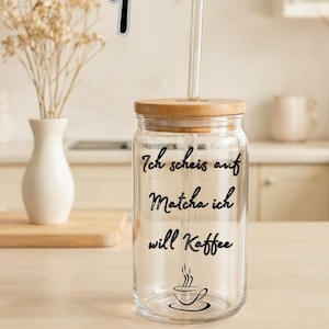 Dein lustiges Kaffee Glas, Bambusdeckel und Strohhalm, Geschenkidee für Kaffee Liebhaber, Trinkglas für Kalte & heiße Getränke