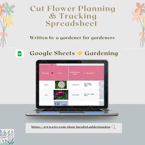Op de afbeelding: Een laptop toont een spreadsheet met de titel "Cut Flower Planning & Tracking Spreadsheet". De tekst "Written by a gardener for gardeners" staat boven het Google Sheets-logo. De afbeelding bevat een link naar een Etsy-winkel.